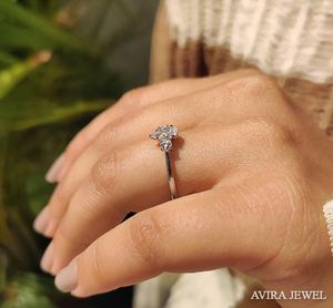 แหวนหมั้นมอสซาไนต์ทรงลูกแพร์ 1 กะรัต ความเงางามสูง ตัวเรือนทองคำชมพู 14k แท้ ปราศจากนิกเกิลและสารตะกั่ว เครื่องประดับสำหรับผู้หญิง สไตล์คลาสสิก - Product Image 5