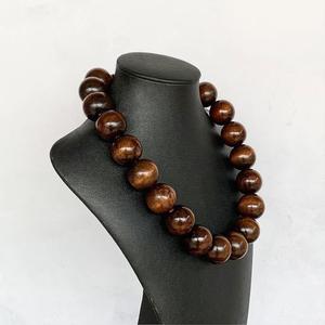Collier artisanal personnalisé en perles de résine pour femme, bijou tendance et élégant sur le thème de l'amour, style terreux - Product Image 1