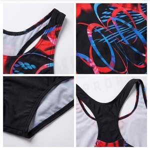Traje de baño de una pieza para mujer con estampado abstracto rojo y azul, cuello redondo, pantalones cortos de natación elásticos de poliéster y elastano - Product Image 4