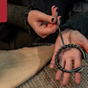 Vente en gros de épingle de cape Viking en fer forgé à la main fermoir épingle de sûreté épingle d'épaule broche femmes médiéval Vintage - Product Image 6