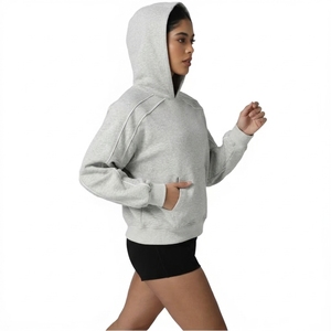 Sweat-shirt à capuche unisexe en molleton gris à manches raglan avec poche kangourou - Product Image 4