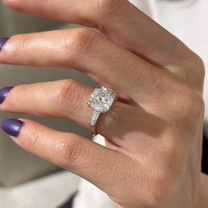 Bague de luxe à trois pierres en diamant de laboratoire E VVS2 taille coussin de 4 carats avec diamants baguette effilés, design classique à double griffe - Product Image 6