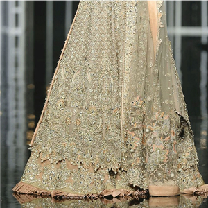 Robes de mariée de créateur avec des détails en dentelle faits à la main, motifs floraux, jupes longues et style de couture élégant pour mariage - Product Image 6