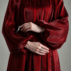 เดรสยาวคอสูงสีแดงเลือดหมูประกายมุก |   ชุดราตรีทรงเอไลน์แบบเรียบหรู แขนทรงโคมไฟ ผ้าพลิ้วไหว เหมาะสำหรับงานเลี้ยง - Product Image 4