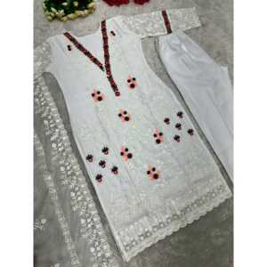 Vêtements et accessoires musulmans traditionnels de créateur, magnifique haut et dupatta avec broderies. - Product Image 5