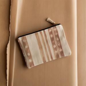 Pochette à fermeture éclair éthiquement tissée à la main avec impression en blocs Boutique Design bohème Style superposé pour sacs-cadeaux Élégance artisanale - Product Image 1