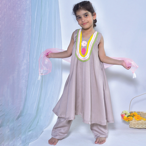 Kurti para Niñas en Color Morado Deslavado con Bordado y Dobladillo Acampanado, Vestido Tradicional para Fiestas al Mejor Precio - Product Image 1