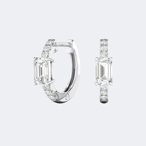 Boucles d'oreilles créoles solitaires Huggie avec émeraude ronde de 0,70 carat, sertie pavé et à griffes - Product Image 4