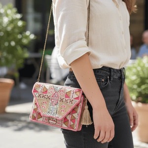 Bolso y Cartera Geométricos Hechos a Mano con Cuentas de la Marca Rivara, Proveedor Indio, Diseño Étnico, Bolso de Noche para Mujer, Disponible para la Venta - Product Image 6