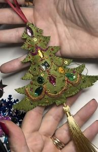 Adorno navideño hecho a mano, decoración colgante de algodón verde con apliques bordados, con pedrería y borlas. - Product Image 1