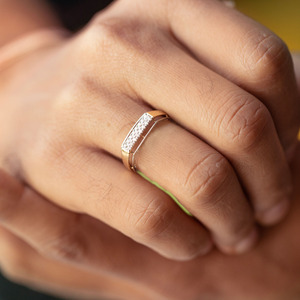 Anillo de Doble Banda con Diamantes Cultivados en Laboratorio de Dos Tonos - Product Image 2