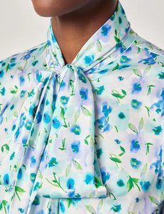Blusa de Mujer con Cuello de Camisa y Lazo, Estampado Floral Tejido en Azul y Verde, Manga Larga - Product Image 5