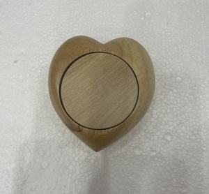 Urne moderne en bois écologique en forme de cœur pour animaux de compagnie pour petits animaux Gardien de crémation sûr Fabriqué au Vietnam - Product Image 3