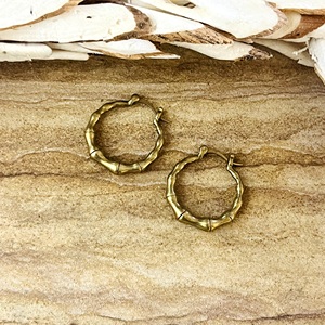 Pendientes de Aro de Bambú de Alta Demanda, Pendientes Boho de Latón para Mujer, Bañados en Oro de 18K, Minimalistas, Tipo Huggies, Naturales, para Venta al por Mayor/OEM/ODM - Product Image 5