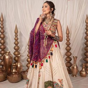 Lehenga Choli de Algodón Muslin Premium para Navratri con Blusa de Seda Gota Zari de Diseño y Dupatta, Precio al por Mayor por Royal Exports - Product Image 2