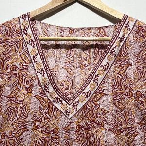 เดรสผ้าฝ้ายออร์แกนิคสีส้มสำหรับผู้หญิง ดีไซน์หรูหรา คอวี แขนยาวทรงบาน เอวเข้ารูป สไตล์ชาติพันธุ์ - Product Image 6