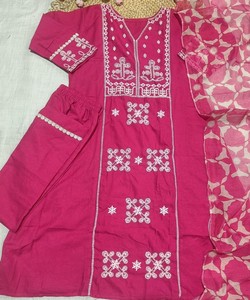 Salwar Kameez brodé de style boutique pour femmes, tenue élégante pour les festivals, tenue traditionnelle de créateur, vêtements en gros 85101 rose - Product Image 3