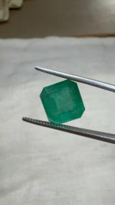 Émeraude naturelle zambienne de 4,26 carats, taille octogonale, pierre précieuse verte certifiée pour la vente en gros de bijoux fins - Product Image 4