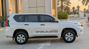 Venta Premium del Vehículo Prado TXL 2.7L Turbo V6 Automático R18 del 2023 - Product Image 3