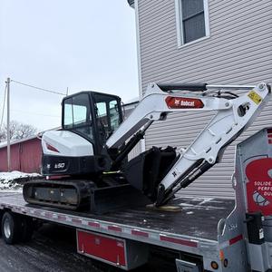 Mini-excavatrice Bobcat E50, excavatrice compacte polyvalente conçue pour les travaux d'excavation, de levage et de manutention de matériaux. - Product Image 1