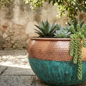 Bac à plantes en métal design pour jardins intérieurs et extérieurs, patios, balcons, arrangements végétaux et décoration de cour, provenant d'Inde. - Product Image 3