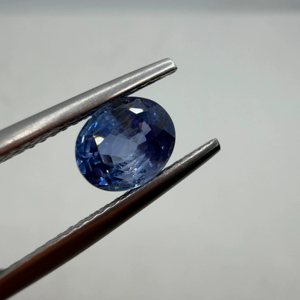 Zafiro azul natural, calentado, de forma ovalada, 2.00 quilates, de Ceilán, Sri Lanka, para la elaboración de joyas. - Product Image 1