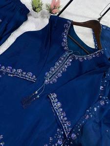 Conjunto de Salwar Kameez Tradicional Pakistaní para Mujer, en Oferta, Bordado, de Algodón y Seda, Color Azul Medianoche, de Lujo, para Fiesta - Product Image 2