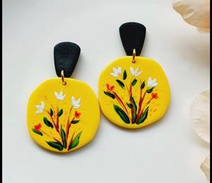 Boucles d'oreilles pendantes en céramique faites à la main, motif floral blanc vintage, avec dessus noir, bijoux statement - Product Image 1
