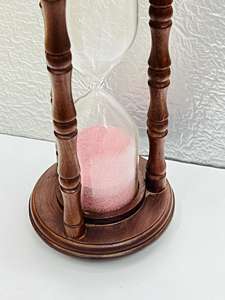 Reloj de Arena de Madera de 8.5'' con Arena Rosa |   Reloj de Arena Decorativo para Mesa con Diseño Rústico de Cruz de Ángel para Fiestas de Cumpleaños - Product Image 2