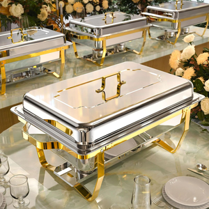 Calentador de comida redondo para catering con un ancho borde dorado y tapa de vidrio para una presentación elegante de los alimentos, disponible a precios de mayorista. - Product Image 3