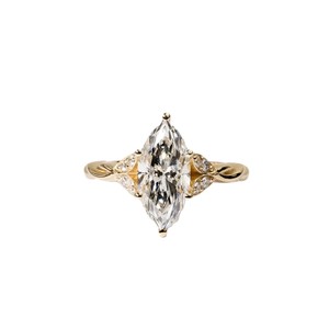 Bague minimaliste en or massif 10K 14K 18K avec diamants de laboratoire marquise et ronds, alliance torsadée en diamant, par le fabricant - Product Image 1