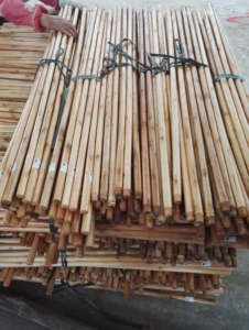 Venta Directa de Fábrica: Mango de Madera de Eucalipto 2026 con Acabado Barnizado para Herramientas de Jardín y Uso en Exteriores - Product Image 5