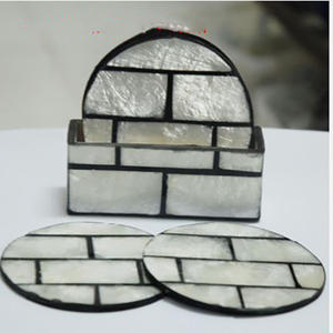 Posavasos de concha marina Capis de color blanco, cristalería y manteles individuales con motivos artísticos de mosaico de conchas marinas - Product Image 1