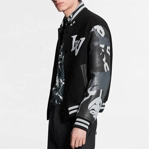 Blouson universitaire noir pour homme, motif uni, manches camouflage, style streetwear personnalisé, col montant, 100 % laine, finition soignée - Product Image 3