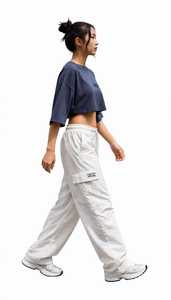 Ensemble de survêtement deux pièces ample pour femme, haut court bleu marine et pantalon cargo beige à taille élastique pleine longueur - Product Image 2