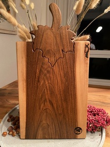 เขียงไม้วอลนัทพรีเมียม แกะสลักลายใบไม้ ด้ามจับดีไซน์สวยงาม หนา ทนทาน ปลอดภัยสำหรับอาหาร เหมาะสำหรับเสิร์ฟในครัว - Product Image 2