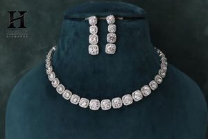 Collier ras du cou personnalisé en or blanc 18 carats avec diamant rond, diamant de laboratoire VVS taille coussin, halo, collier statement Riviera, bijoux de mariage - Product Image 2