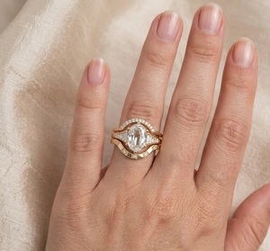 แหวนหมั้นเพชรทรงรีเจียระไนแบบสเต็ปคัท ทองคำแท้ 14K เพชรเลี้ยงในห้องปฏิบัติการ พร้อมเพชรทรงบาแก็ตต์ไล่ระดับ และชุดแหวนแต่งงานแบบวงโค้ง 2 วง - Product Image 4