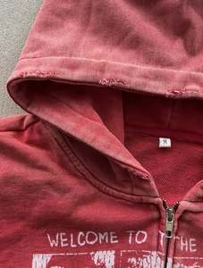 Sweat à capuche zippé court personnalisé pour homme, effet délavé vintage, détails vieillis, imprimé graphique sur la manche, streetwear premium - Product Image 3