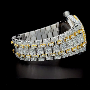 Reloj de acero inoxidable con esfera bicolor en oro y negro, diamante moissanita VVS 1, completamente cubierto de moissanita, movimiento de cuarzo. - Product Image 4