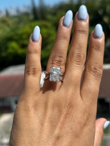 แหวนหมั้นเพชรทรงรัศมี 6.00 กะรัต เพาะเลี้ยงในห้องปฏิบัติการ _ ทอง 14K ดีไซน์ทันสมัยแบบวงคู่ - Product Image 3