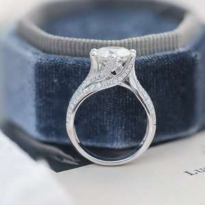 Anillo de Compromiso Moderno con Tres Hilos de Moissanita de Corte Brillante Redondo de 3.00 CT, Plata de Ley 925, Regalo para Aniversario de Bodas o Fiestas - Product Image 3