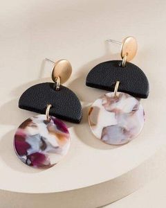 Pendientes realmente hermosos. Colores geniales. El verde se ve realmente genial, tan lindo, y estaban empaquetados de manera adorable con mucho cuidado. - Product Image 3