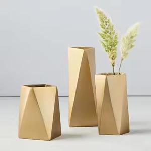 Vase à fleurs décoratif en métal de luxe, pièce d'art florale pour centre de table de mariage - Product Image 3