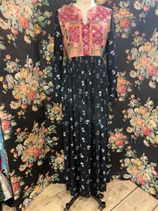 Vestido largo afgano con bordados elaborados, detalle floral intrincado en el cuerpo, falda acampanada de longitud completa y estilo tribal tradicional. - Product Image 3