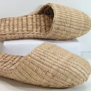 Chaussons Premium en Jacinthe d'Eau du Vietnam, Tissés à la Main, en Fibres Naturelles, pour Usage Quotidien à Domicile - Product Image 1