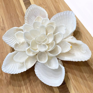 Flores artesanales de conchas marinas blancas, flores hechas a mano con conchas marinas, venta al por mayor a precio económico, artesanías naturales - Product Image 1