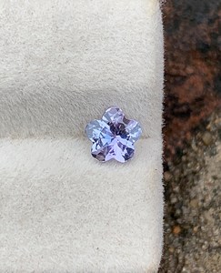 Tanzanite naturelle taillée en fleur, pierre précieuse unique faite à la main, 2,00 carats, certifiée par un tiers pour la fabrication de bijoux, bague, pendentif - Product Image 4