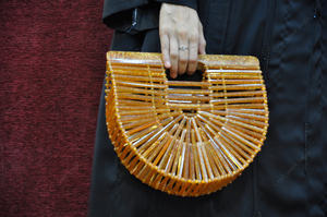 Pochette de soirée de luxe en acrylique doré scintillant en forme d'éventail, sac rigide de créateur pour mariage et événements, sac de déclaration - Product Image 3