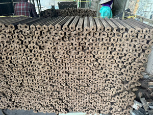 Briquettes de charbon de bois de sciure de bois dur de qualité supérieure du Vietnam, fabriquées à la machine, combustible sans fumée pour barbecue, types en morceaux et en bâtonnets, meilleure qualité pour l'exportation - Product Image 6
